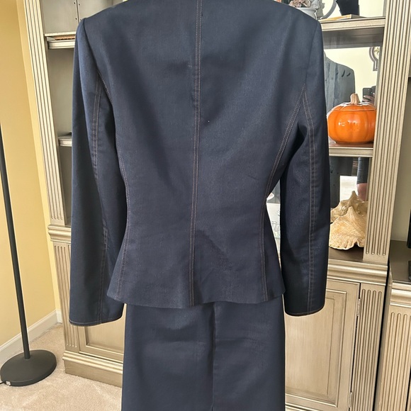 Denim suit by Tahari size 6 - Picture 4 of 6